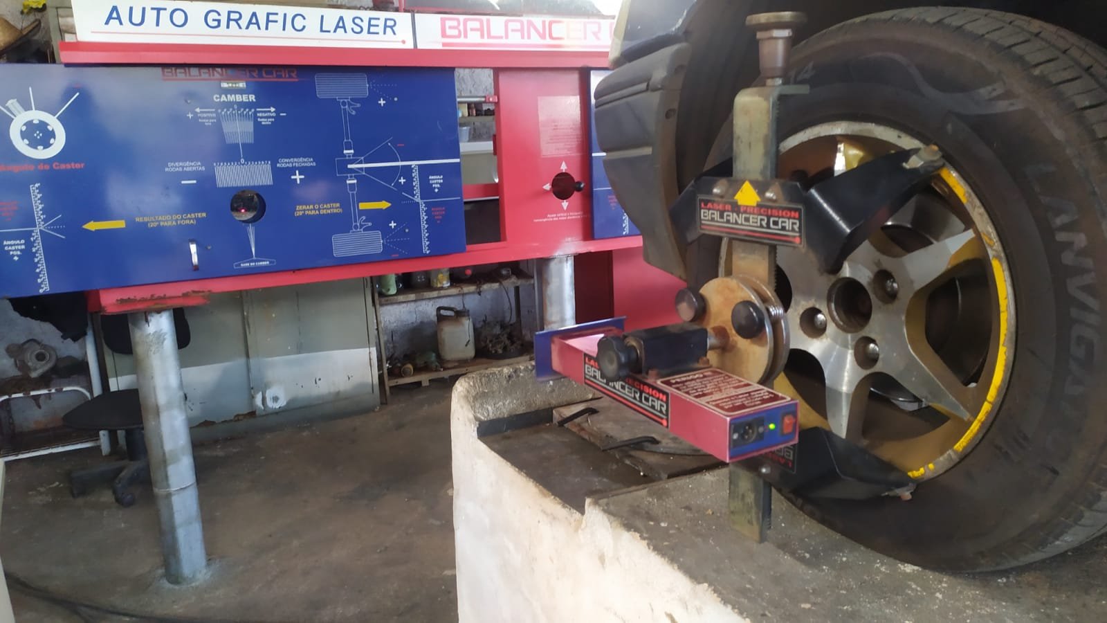 Roda de um carro na rampa de alinhamento sendo alinhada