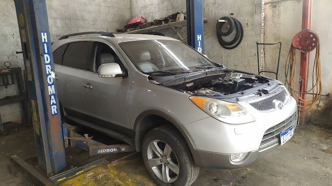 Carro no elevador com capô aberto