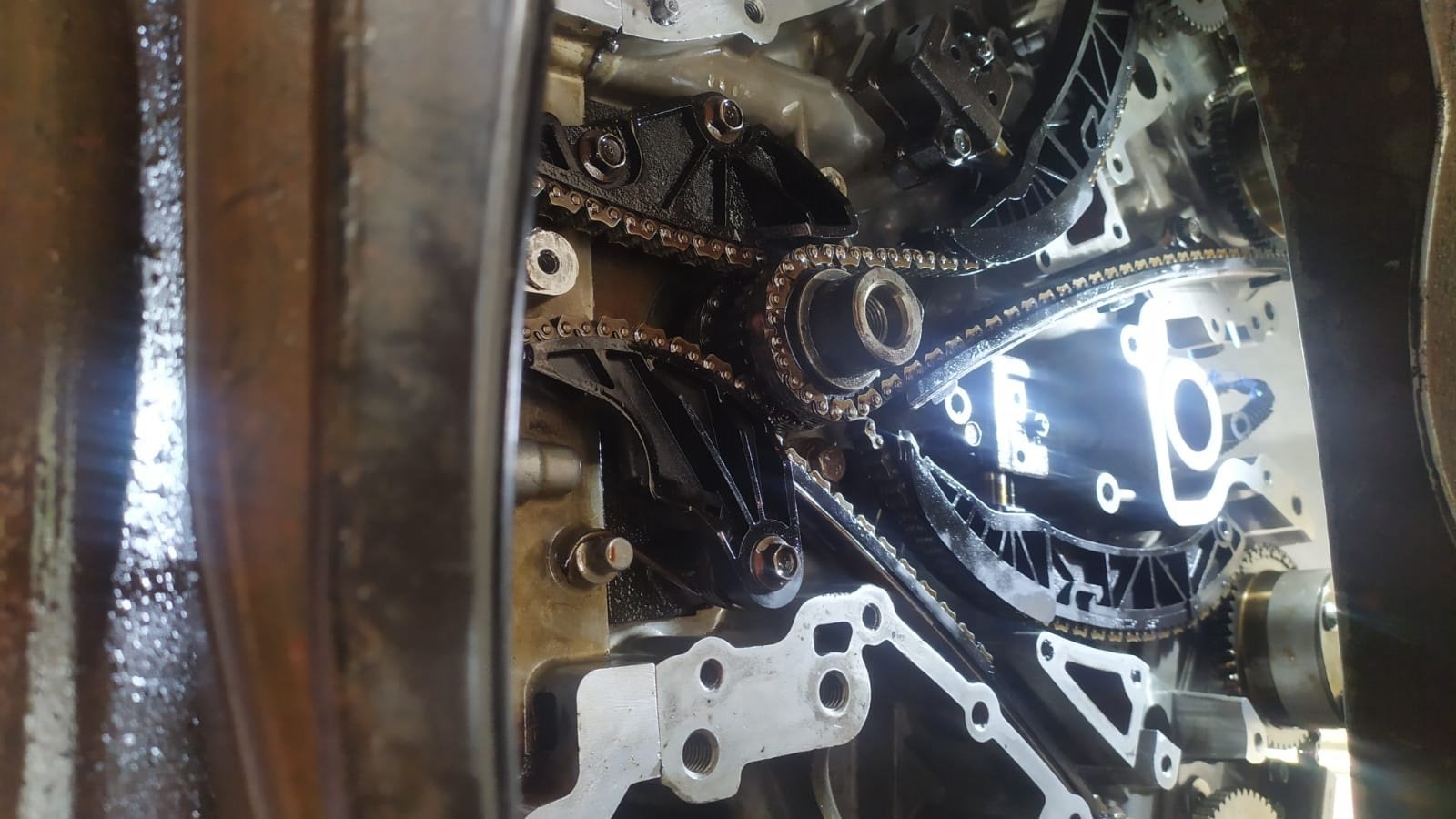 Close de um motor aberto de um carro